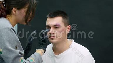 化妆师在工作中应用特效化妆